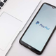 La aplicación de PayPal iniciándose en un teléfono móvil.